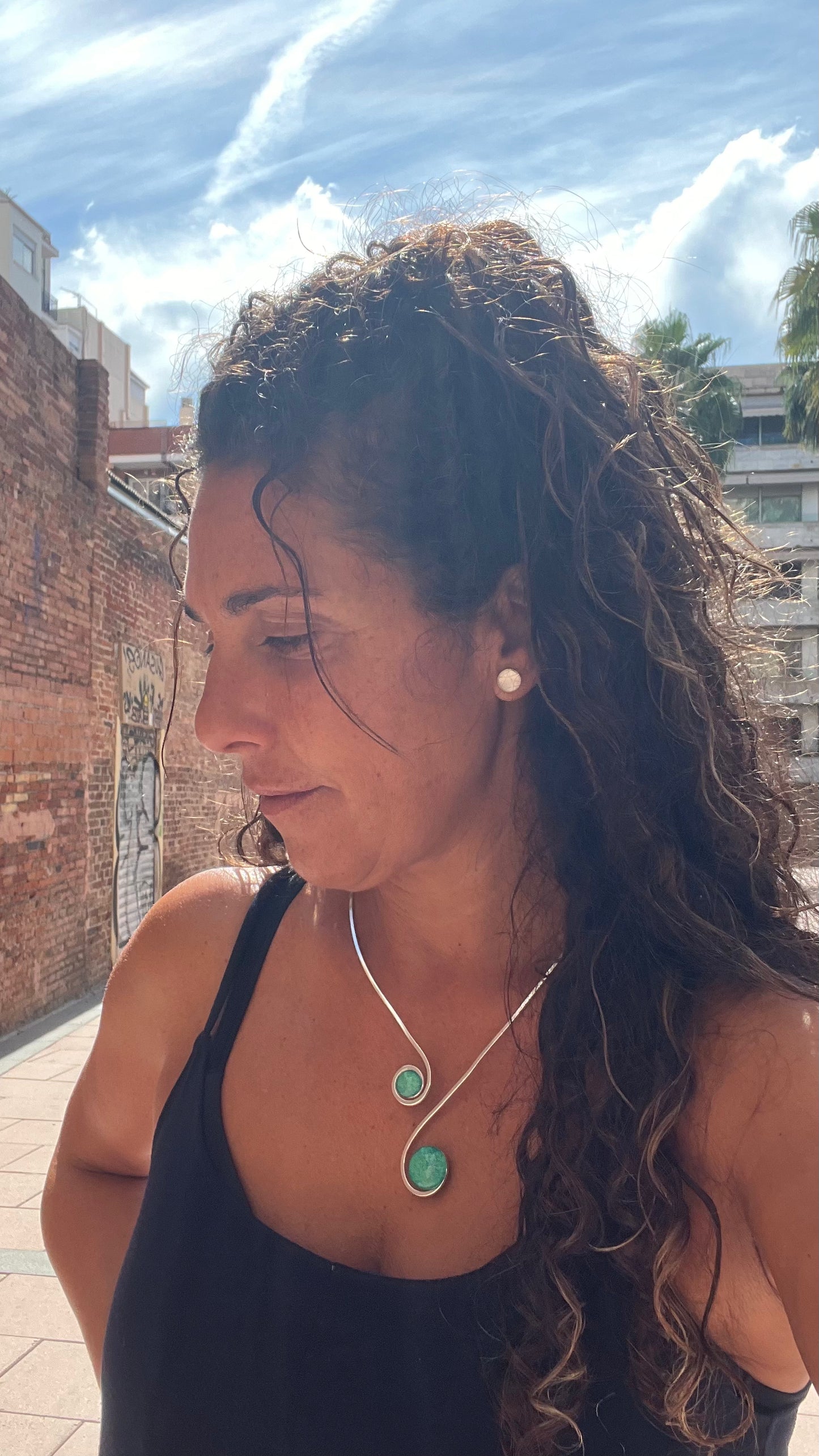 Collar Plata "Doble Sol Esmeralda" – Vidrio fundido y latón bañado en plata.