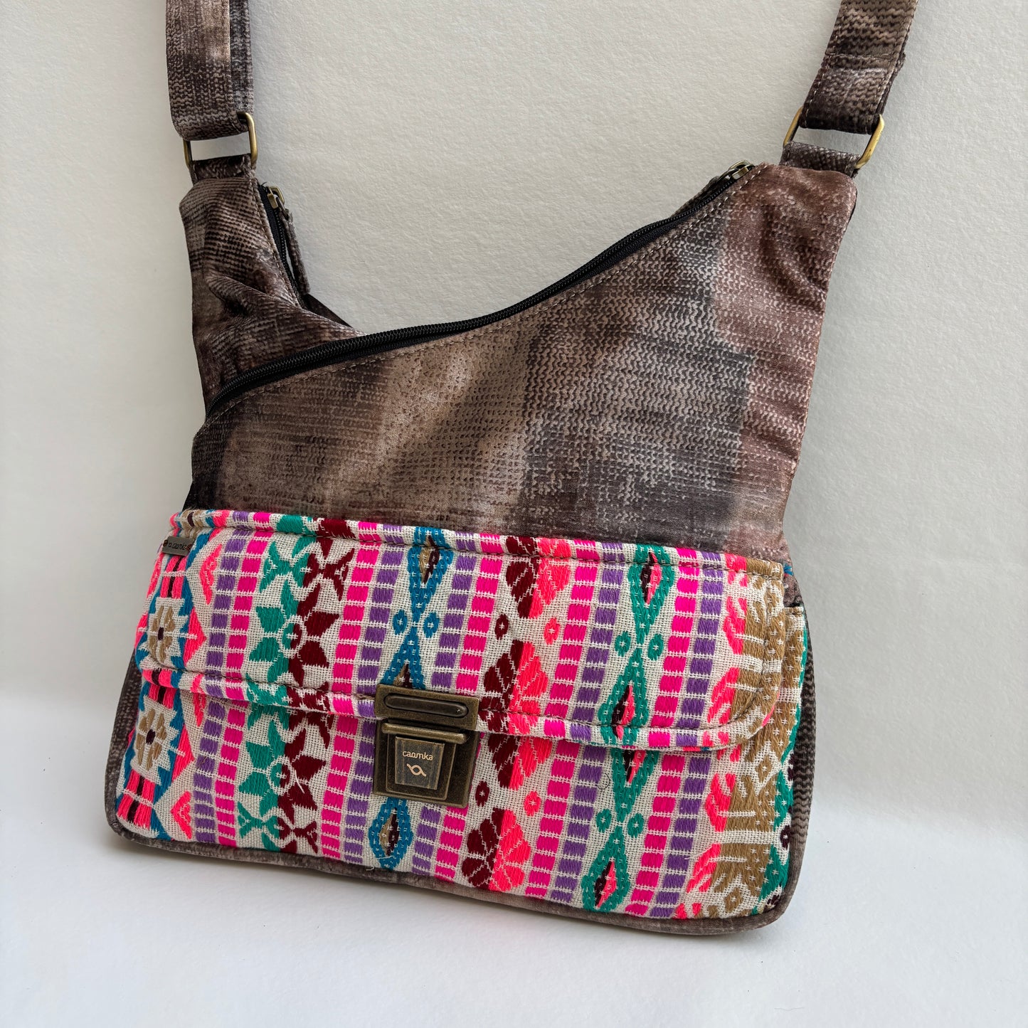 Bolso Bandolera Súper Caomka "Boho Taupe Fantasy" · Pieza Única Núm. 19251