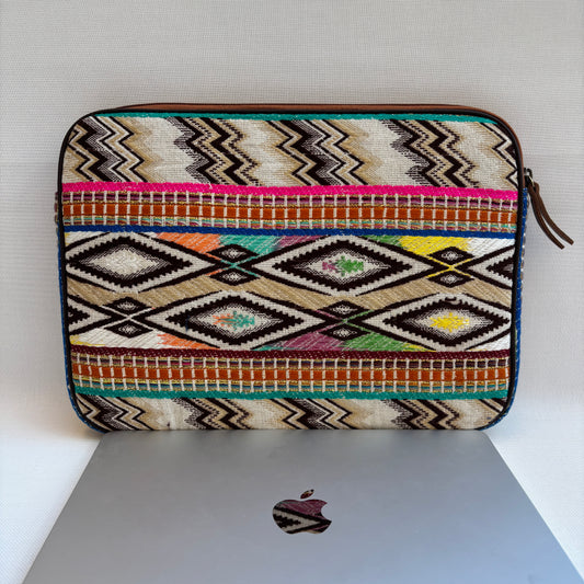 Funda Portátil "Boho Energy" · Pieza Única Núm. 18482