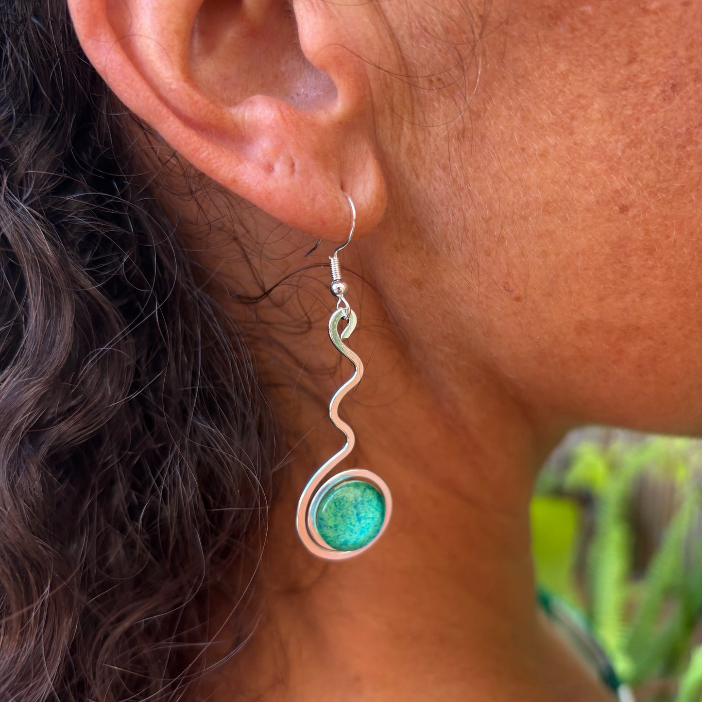 Pendientes "Onda Sol Esmeralda" – Vidrio fundido y brass bañado en Plata.