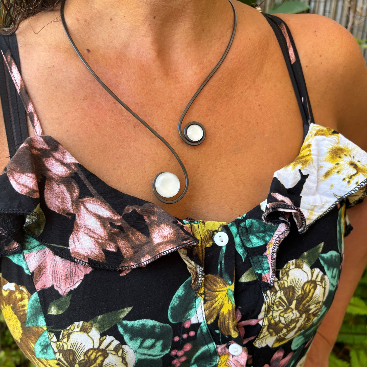 Collar "Doble Sol Blanco éter" – Vidrio fundido y hierro forjado.