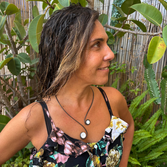 Collar "Doble Sol Blanco éter" – Vidrio fundido y hierro forjado.