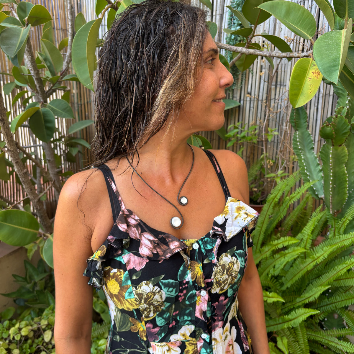 Collar "Doble Sol Blanco éter" – Vidrio fundido y hierro forjado.