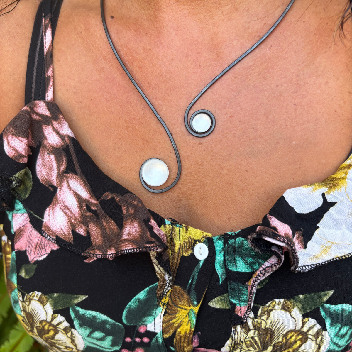 Collar "Doble Sol Blanco éter" – Vidrio fundido y hierro forjado.