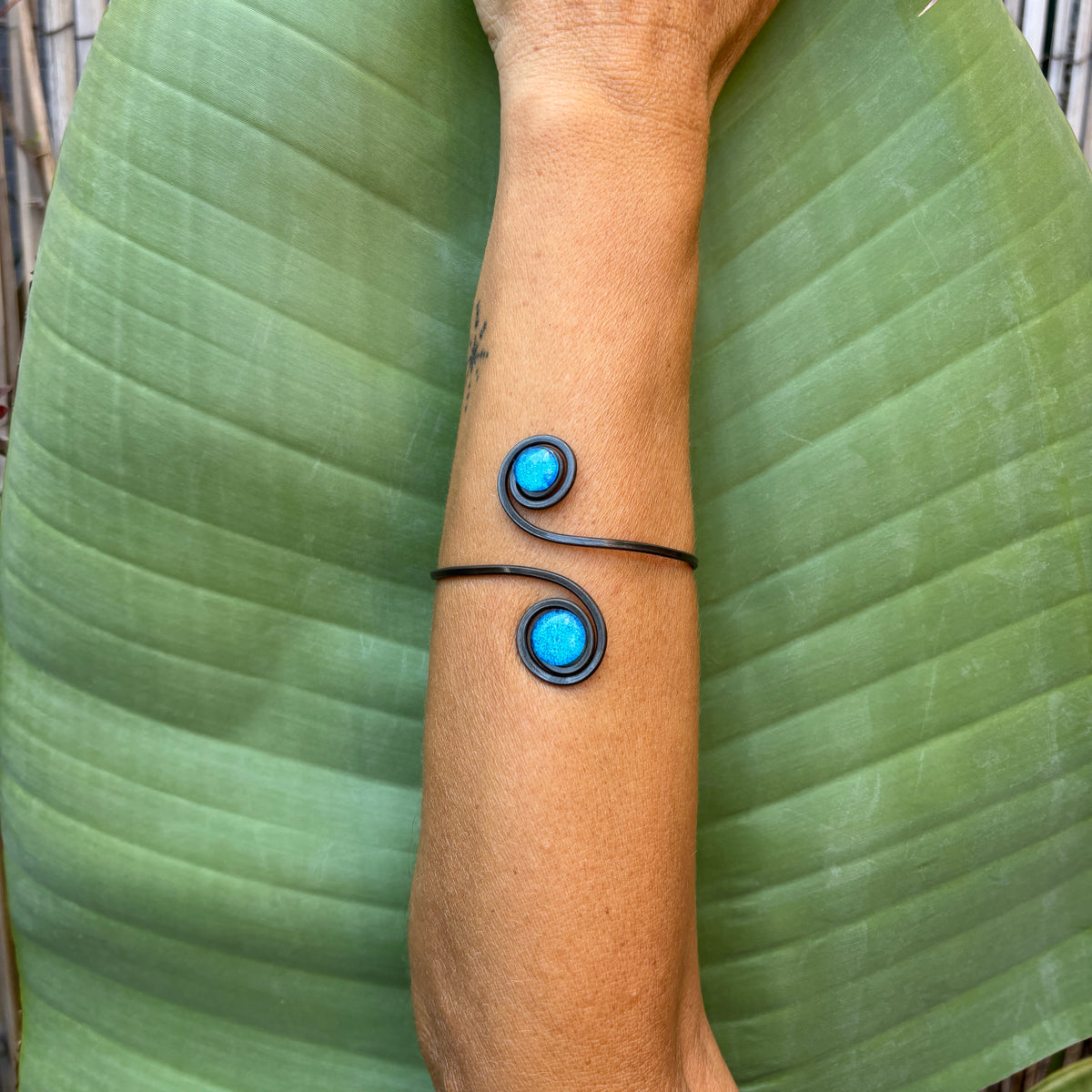Brazalete Doble Sol Azul Mediterráneo – Vidrio fundido y hierro forjado