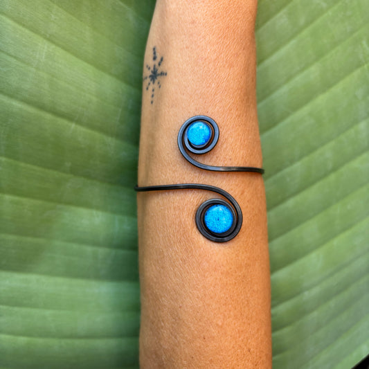 Brazalete Doble Sol Azul Mediterráneo – Vidrio fundido y hierro forjado