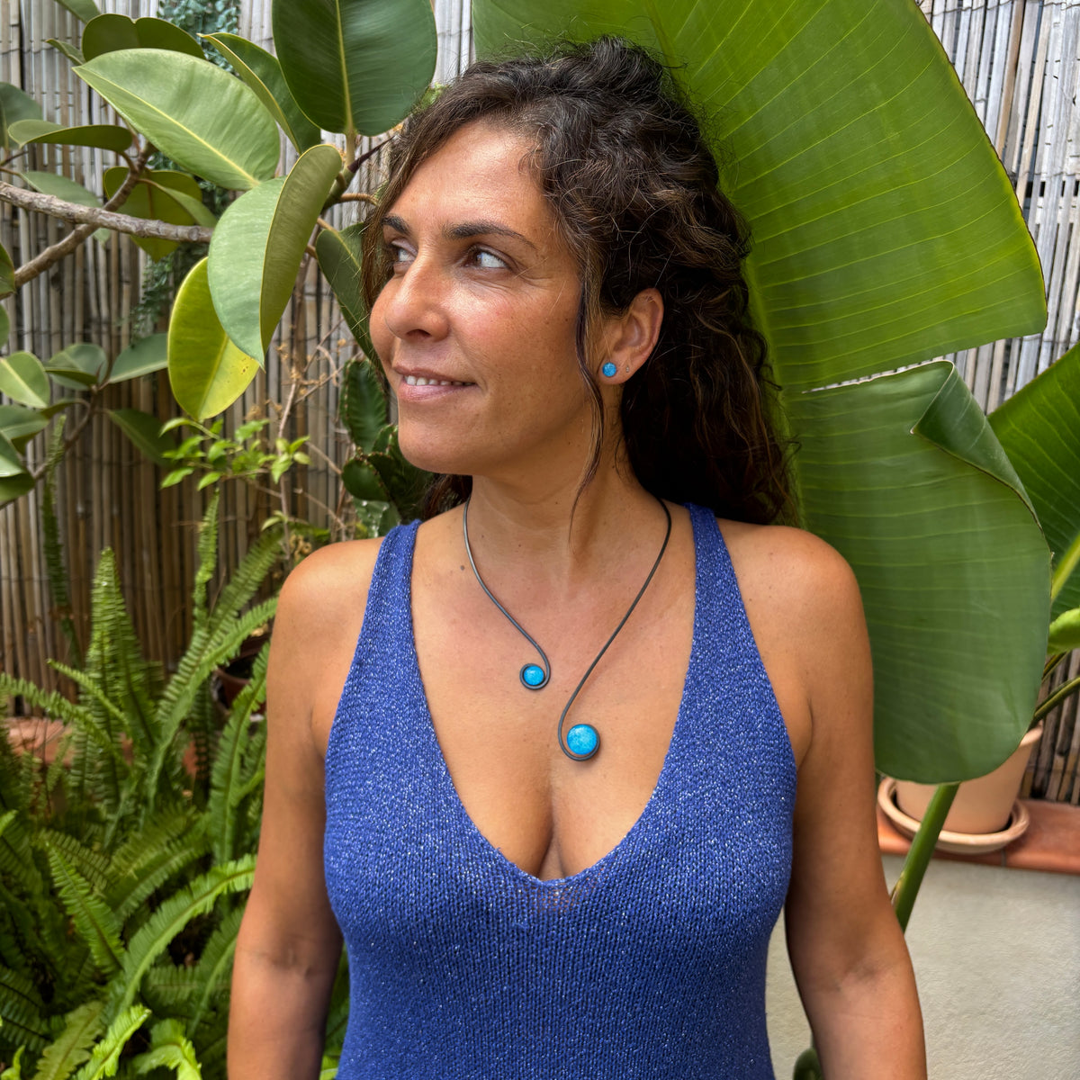 Collar "Doble Sol Azul" – Vidrio fundido y hierro forjado.