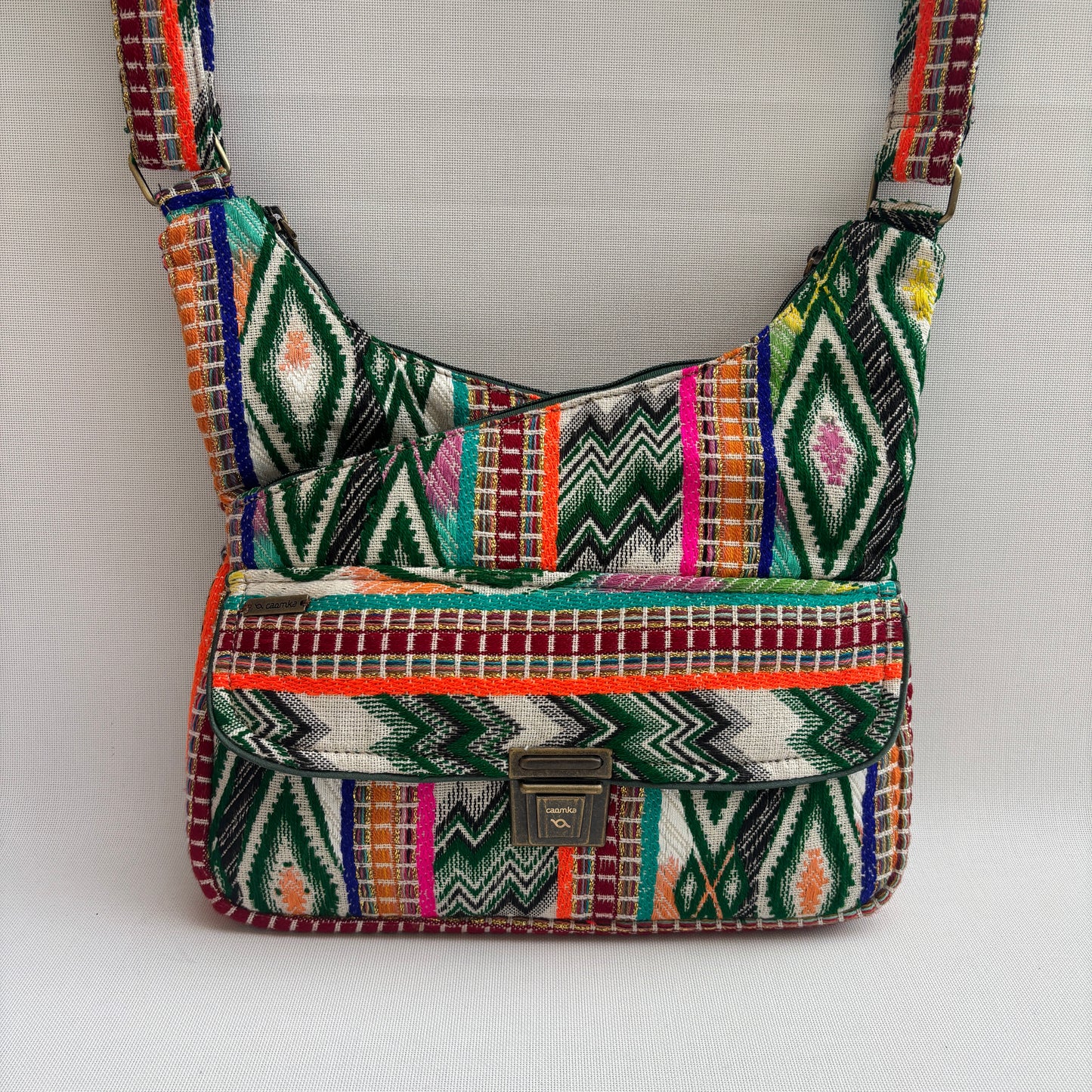 Bolso Bandolera Súper Caomka "Emerald Tribal Glow" · Pieza Única Núm. 18502