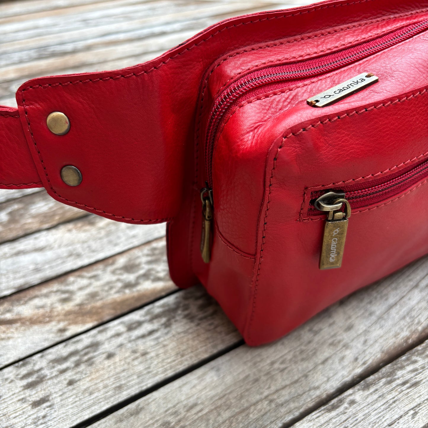 Riñonera Alfredo · Piel en color Rojo · Edición limitada · Pieza Exclusiva Núm. 18618