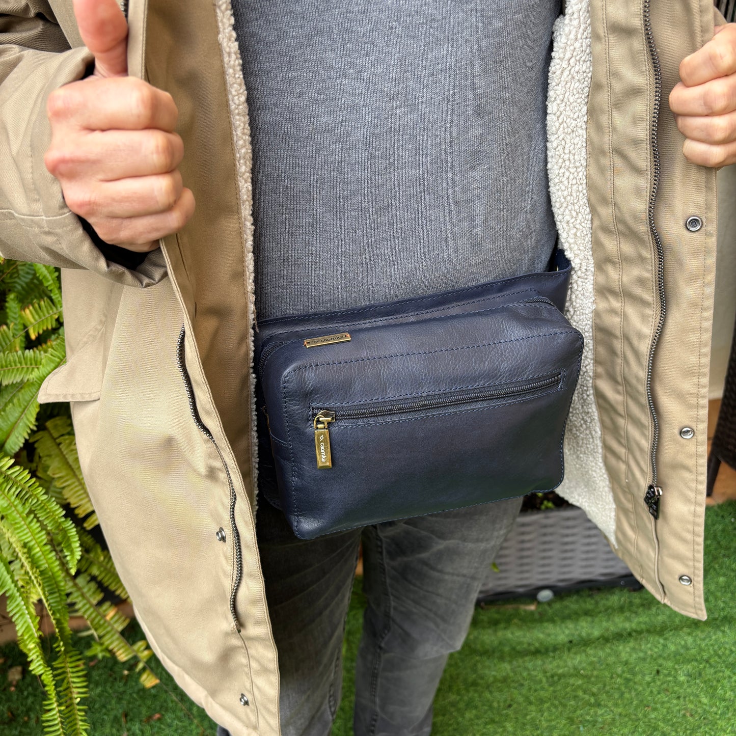 Riñonera Alfredo · Piel en color Azul Marino · Edición limitada · Pieza Exclusiva Núm. 18616