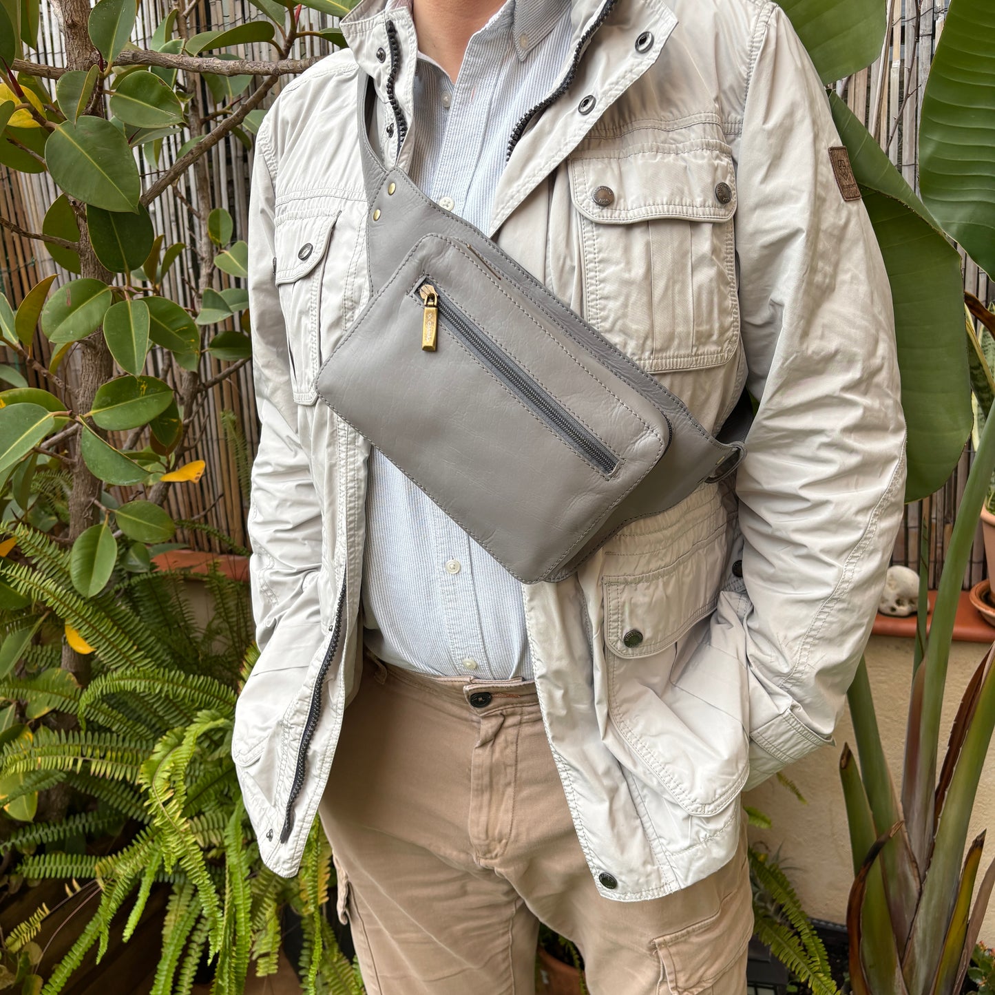 Riñonera Alfredo · Piel en color Gris · Edición limitada · Pieza Exclusiva Núm. 18619