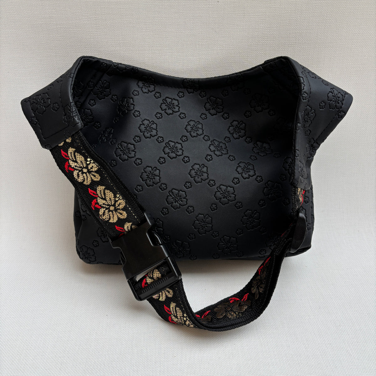 Riñonera "Black Special Flowers Top" · Polipiel · Pieza Única Núm. 18751