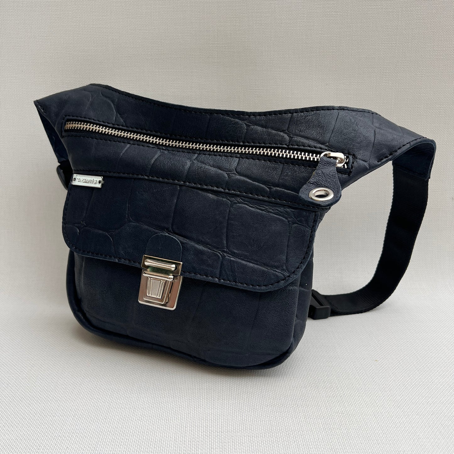 Mini Special Dark Blue Embossed · Piel natural BioCuir® · Pieza Exclusiva Núm. 13894