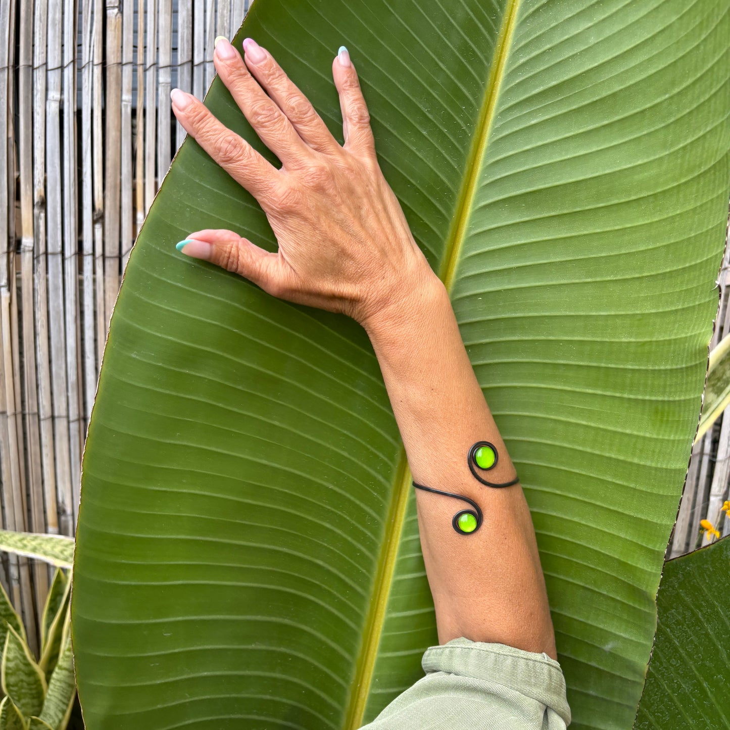 Brazalete "Doble Sol Lima" – Vidrio fundido y hierro forjado.