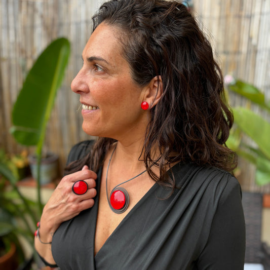 Collar "Sol Rojo" – Vidrio fundido y hierro forjado. Creación del Artista Mauricio.