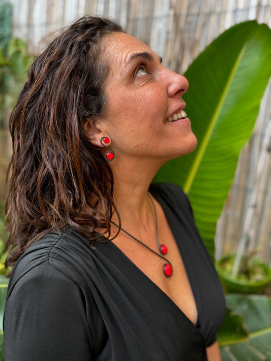 Collar "Doble Sol Rojo" – Vidrio fundido y hierro forjado.