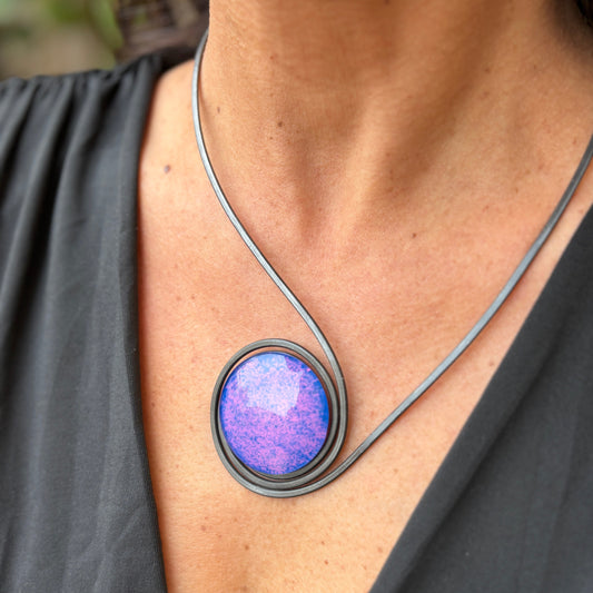 Collar "Sol Violeta" – Vidrio fundido y hierro forjado.