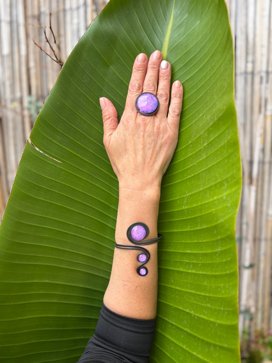 Brazalete "Triple Sol Violeta" – Vidrio fundido y hierro forjado.