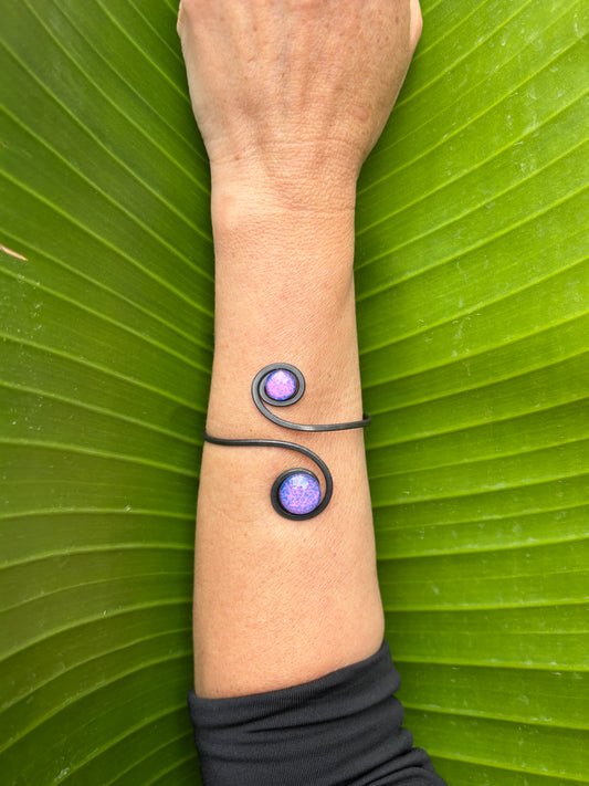 Brazalete "Doble Sol Violeta" – Vidrio fundido y hierro forjado.