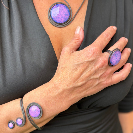 Anillo "Sol Violeta" – Vidrio fundido y hierro forjado.