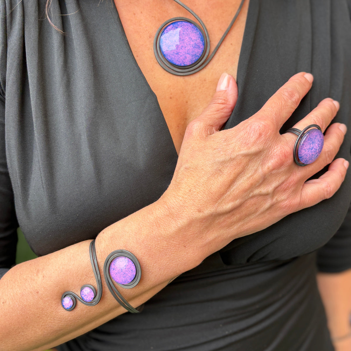 Brazalete "Triple Sol Violeta" – Vidrio fundido y hierro forjado.