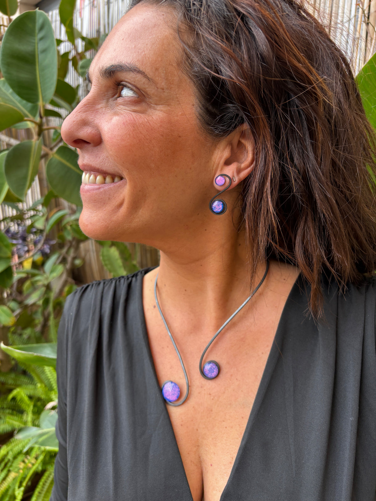 Collar "Doble Sol Violeta" – Vidrio fundido y hierro forjado.