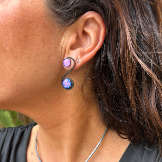 Pendientes "Doble Sol violeta" – Vidrio fundido y hierro forjado.