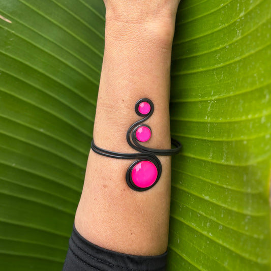 Brazalete "Triple Sol Fucsia" – Vidrio fundido y hierro forjado.