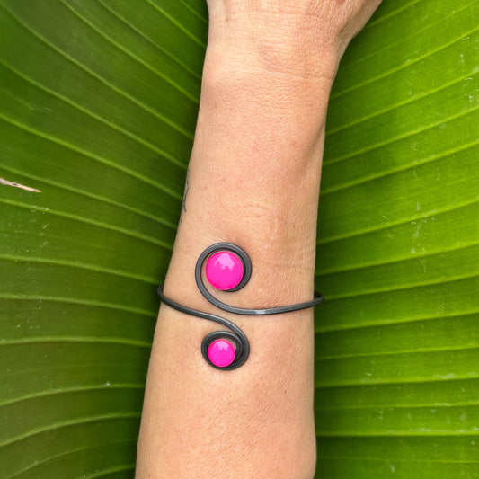 Brazalete "Doble Sol Fucsia" – Vidrio fundido y hierro forjado.