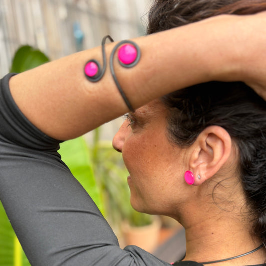 Brazalete "Doble Sol Fucsia" – Vidrio fundido y hierro forjado.