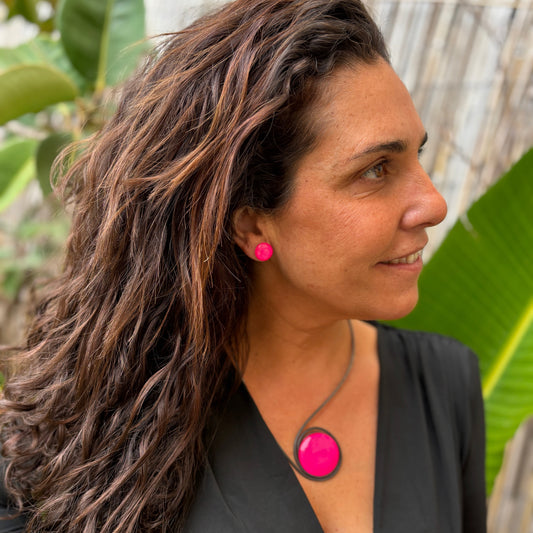 Collar "Sol Fucsia" – Vidrio fundido y hierro forjado.