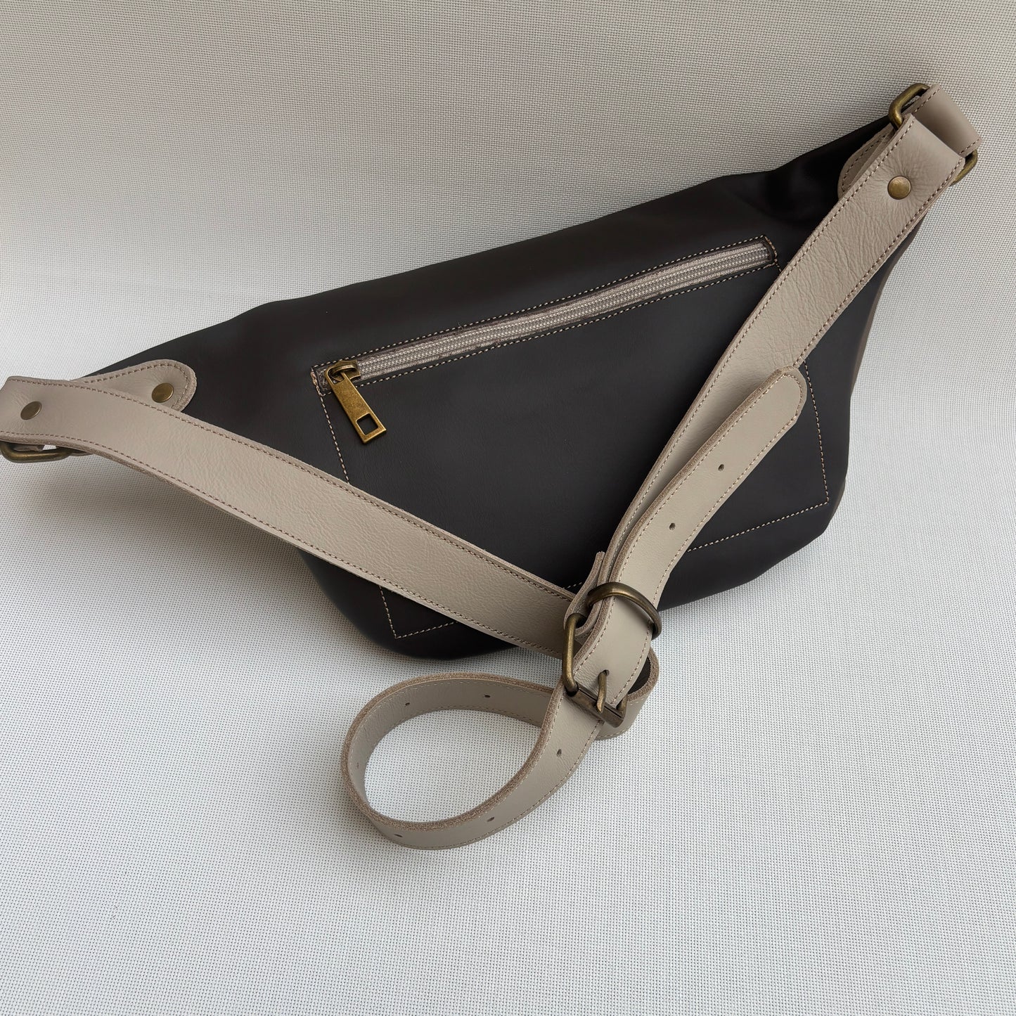 Riñonera "Retro Chic Watermelon Taupe" · Piel / Cuero · Pieza Exclusiva Núm. 18089