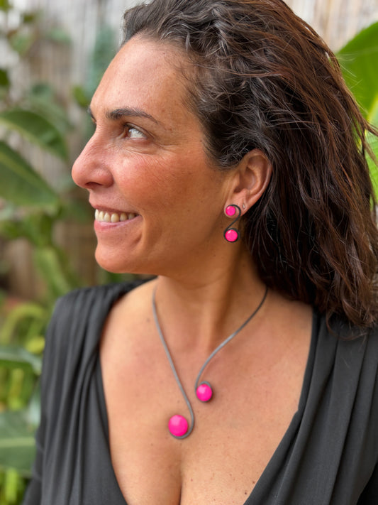 Collar "Doble Sol Fucsia" – Vidrio fundido y hierro forjado.