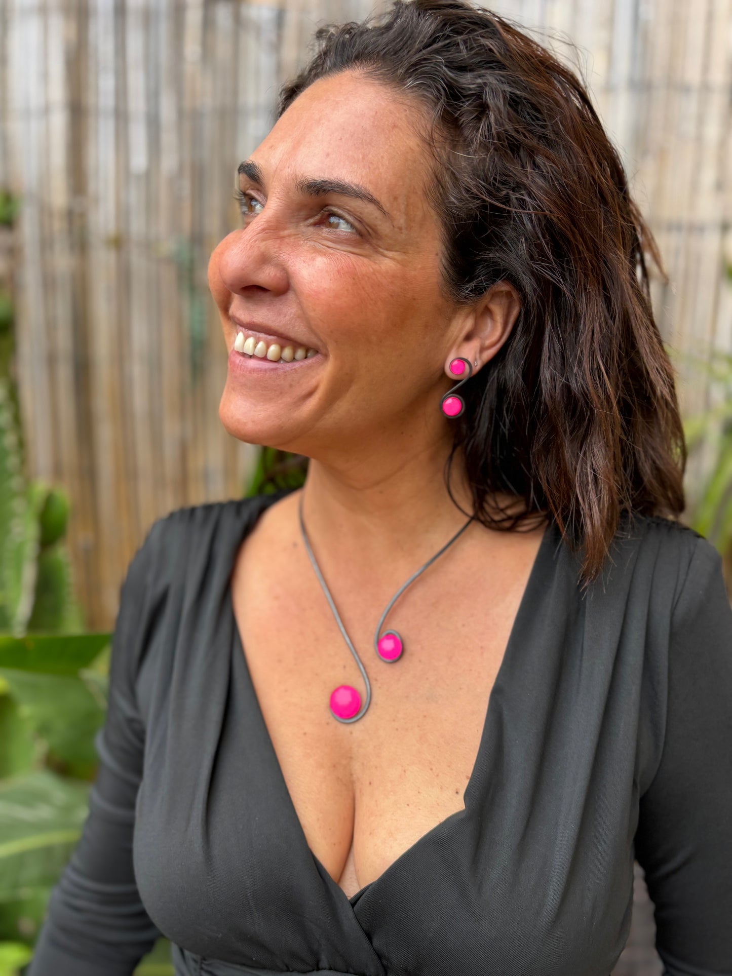 Pendientes "Doble Sol Fucsia" – Vidrio fundido y hierro forjado.