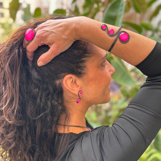 Pendientes "Doble Sol Fucsia" – Vidrio fundido y hierro forjado.
