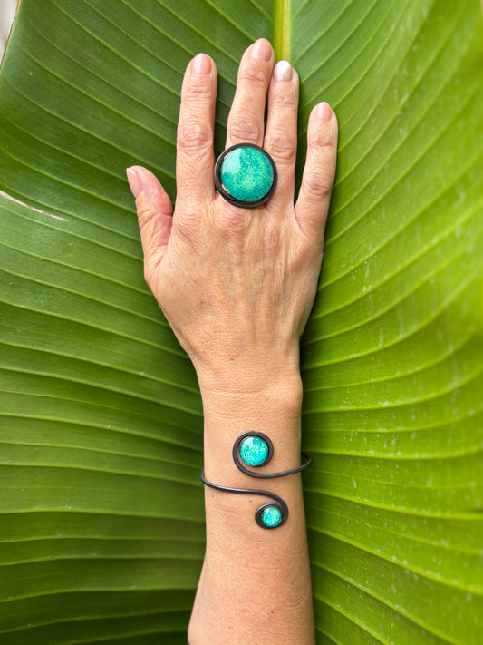 Brazalete "Doble Sol Esmeralda" – Vidrio fundido y hierro forjado.