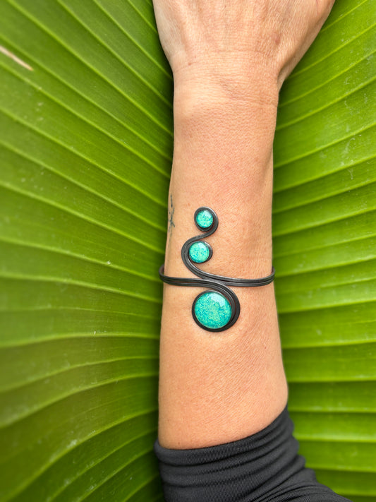 Brazalete "Triple Sol Esmeralda" – Vidrio fundido y hierro forjado.