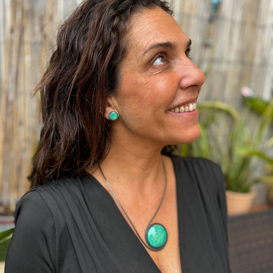 Collar "Sol Esmeralda" – Vidrio fundido y hierro forjado.