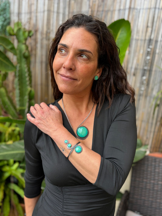 Pendientes "Sol Esmeralda" – Vidrio fundido y hierro forjado.