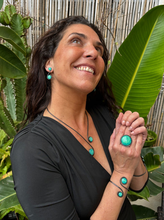 Anillo "Sol Esmeralda" – Vidrio fundido y hierro forjado.