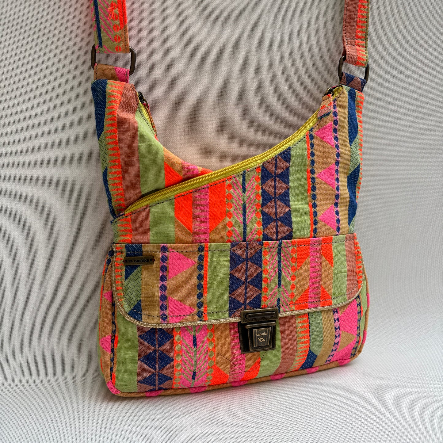 Bolso Bandolera Súper Caomka "Neon Tribal Jungle" · Pieza Única Núm. 18793