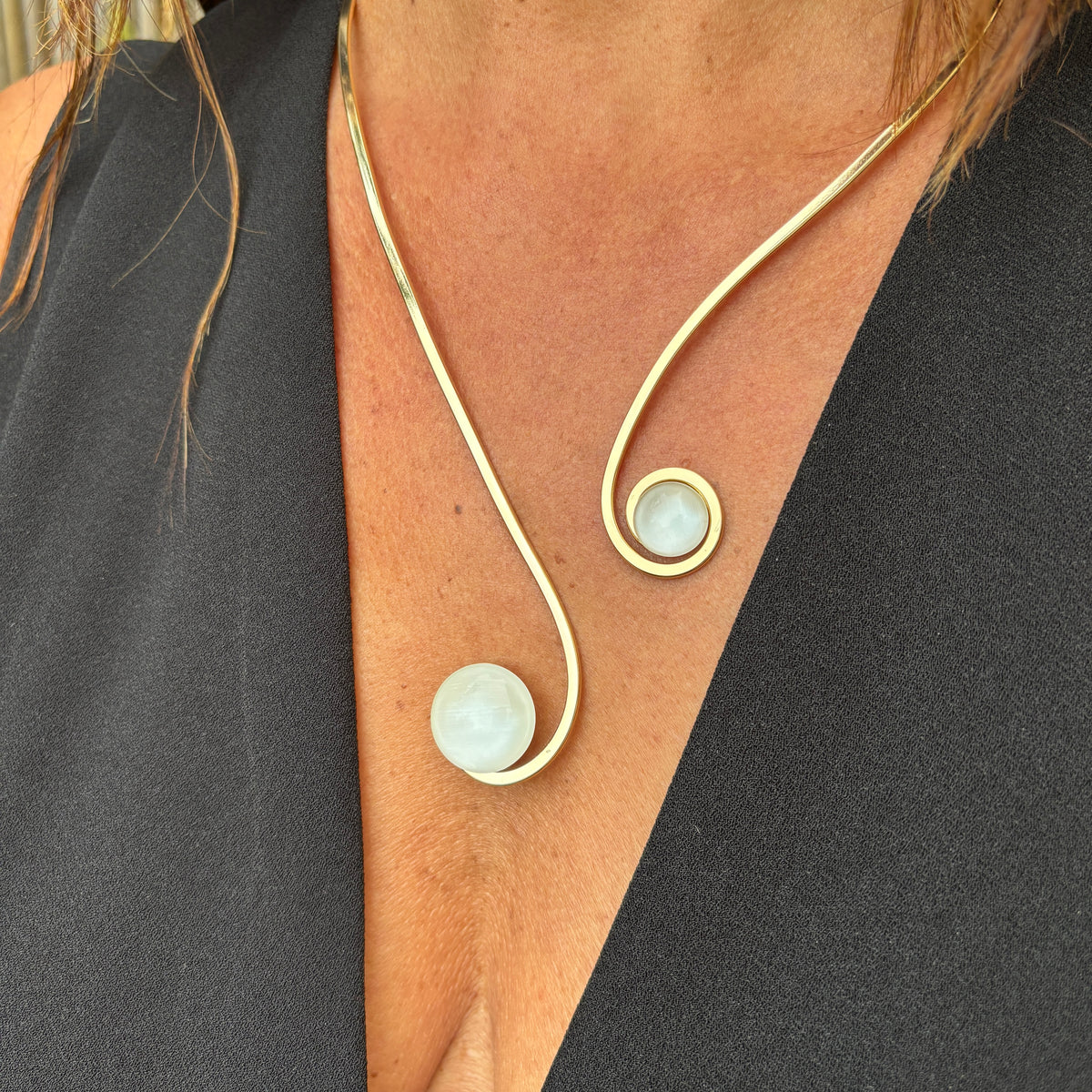 Collar dorado "Doble Sol Blanco Éter" – Vidrio fundido y brass bañado en oro.