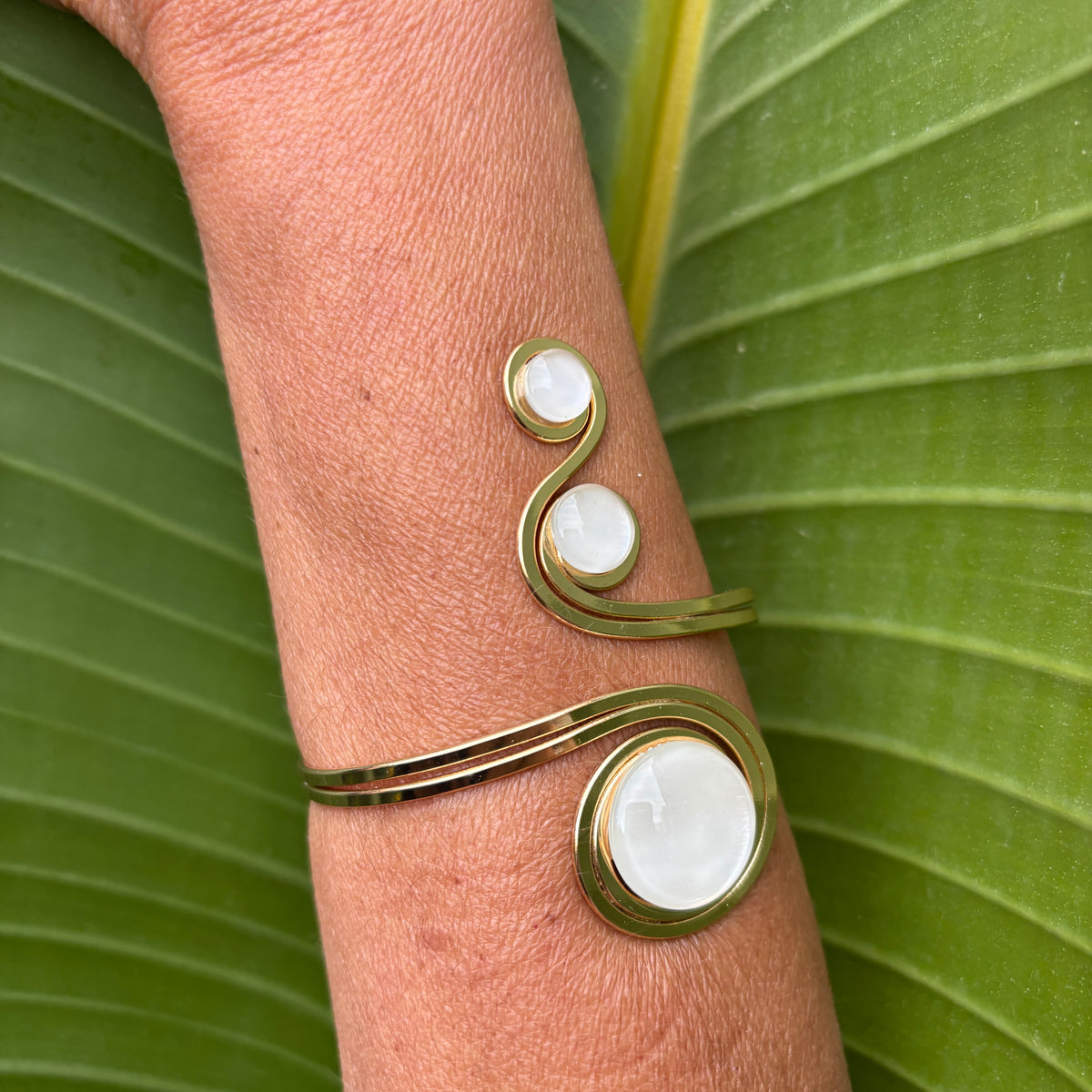 Brazalete dorado "Triple Sol Blanco Éter" – Vidrio fundido y brass bañado en oro.