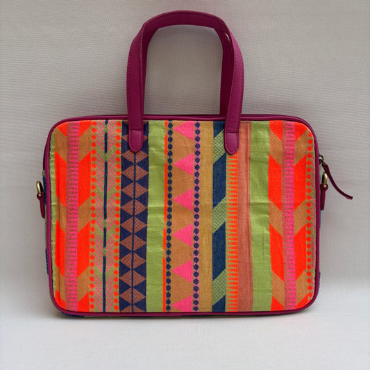 Bolso Porta Portátil “Tribe Fuchsia Energy" · Pieza Única Núm. 18919