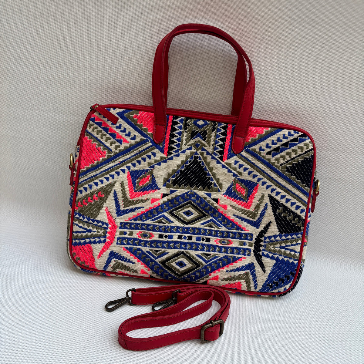 Bolso Porta Portátil “Aztec Red Spirit" · Pieza Única Núm. 18916
