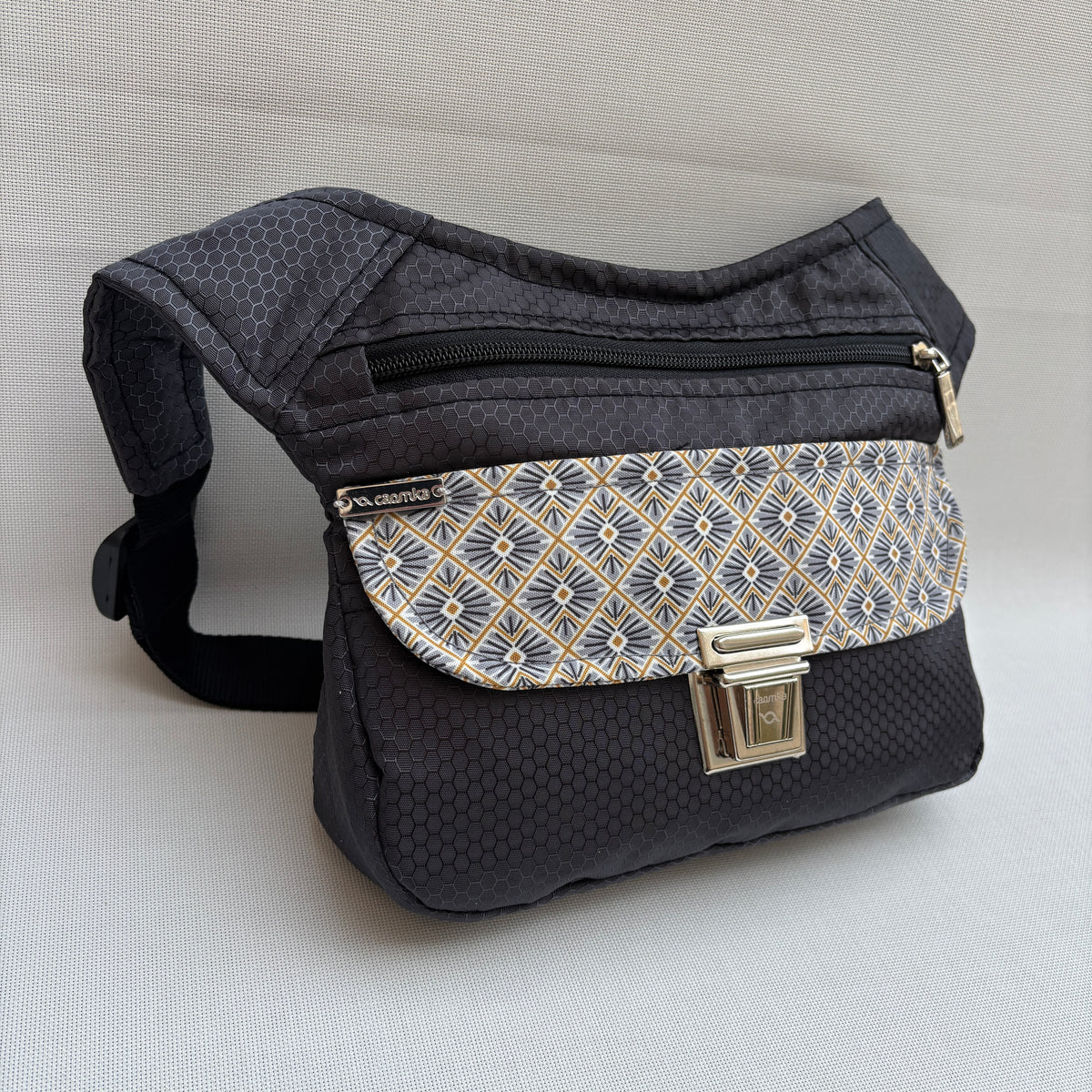 Riñonera "Special Black Geometric" + Bolsillo trasero · Impermeable · Pieza Única Núm. 18983