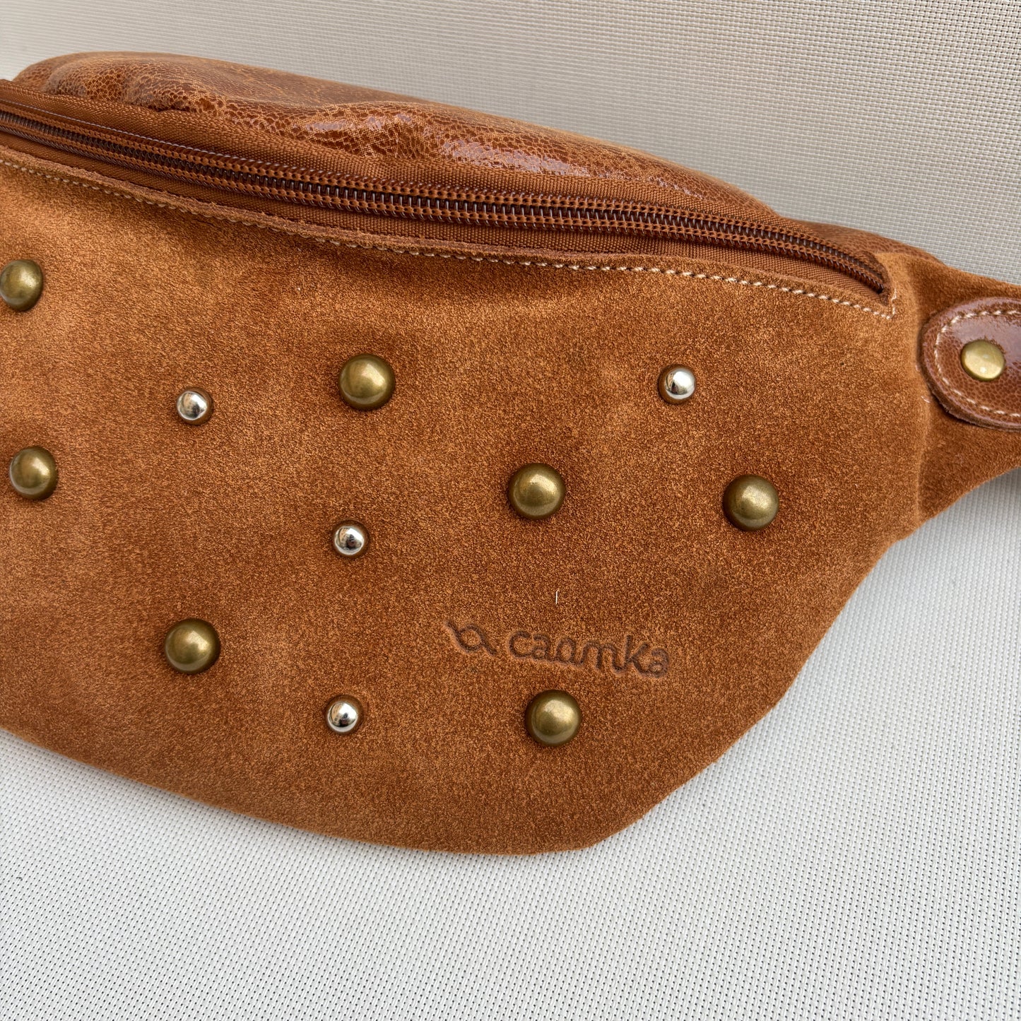 Riñonera RetroChic "Elegant Brown Party 2026" · Piel / Cuero · Pieza Exclusiva Núm. 18223