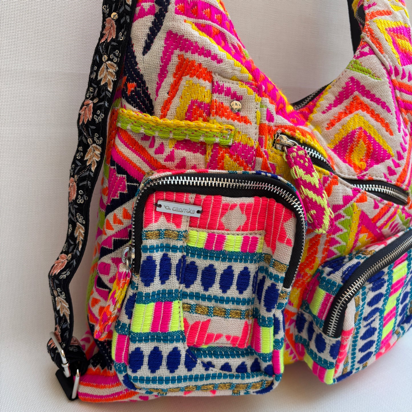 Mochila Caomka modelo Pocket "Neon India Joy" · Pieza Única núm. 18986