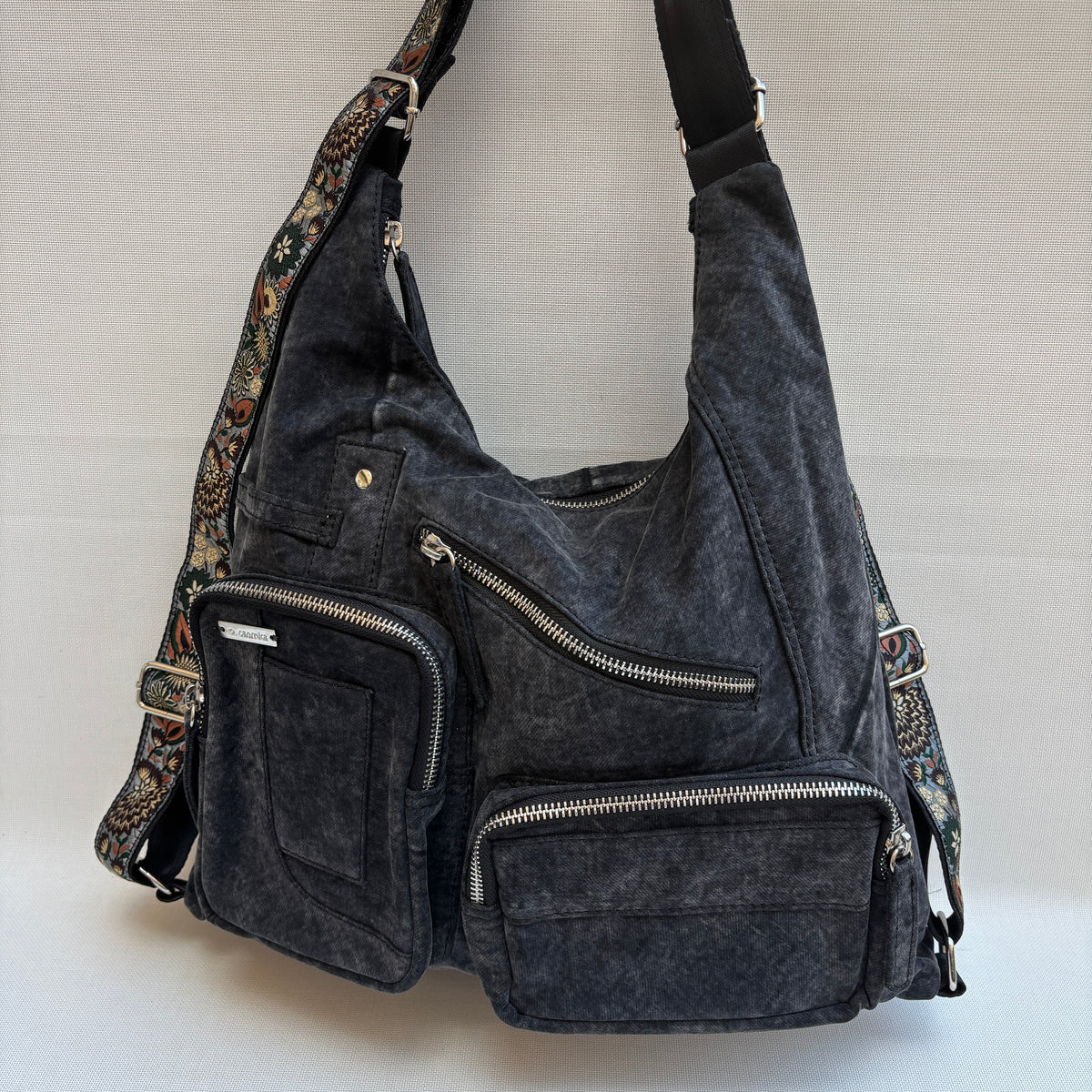 Mochila Caomka modelo Pocket "Black Denim Bloom" · Pieza Única núm. 18988