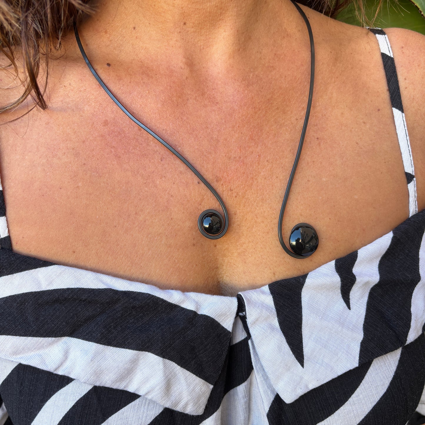 Collar "Doble Sol Negro" – Vidrio fundido y hierro forjado.